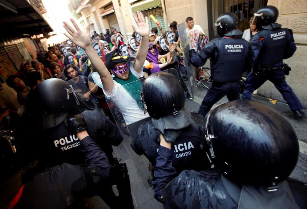 Un momento de los enfrentamientos entre mossos y manifestantes por el...
