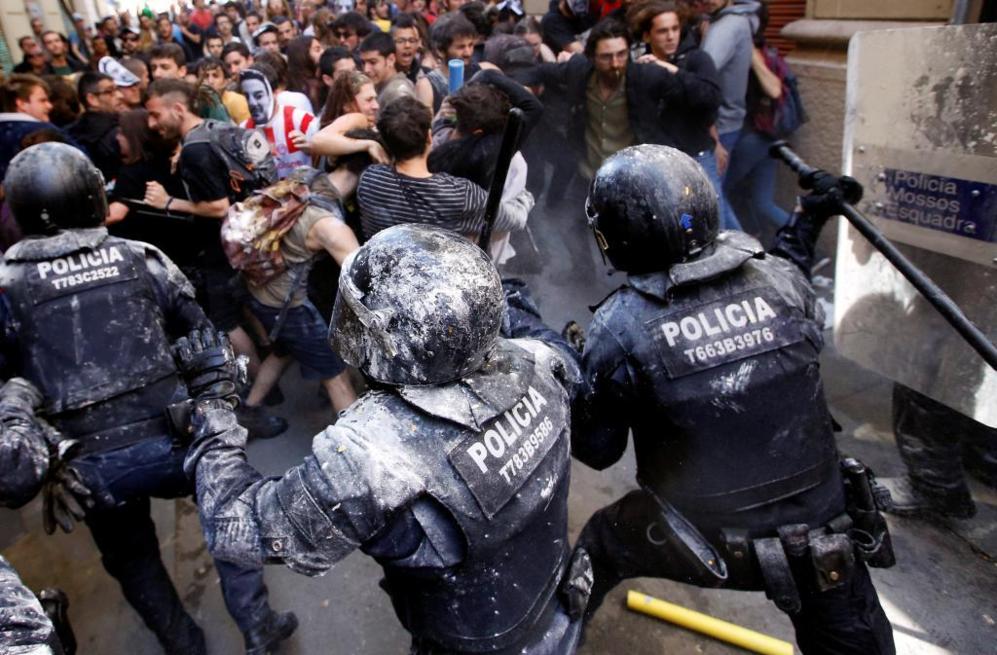 Los manifestantes han empapado con agua y harina a los mossos...