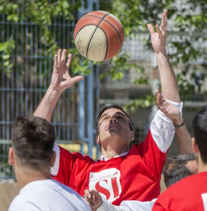 Pedro Snchez juega al baloncesto antes de un acto del partido en...