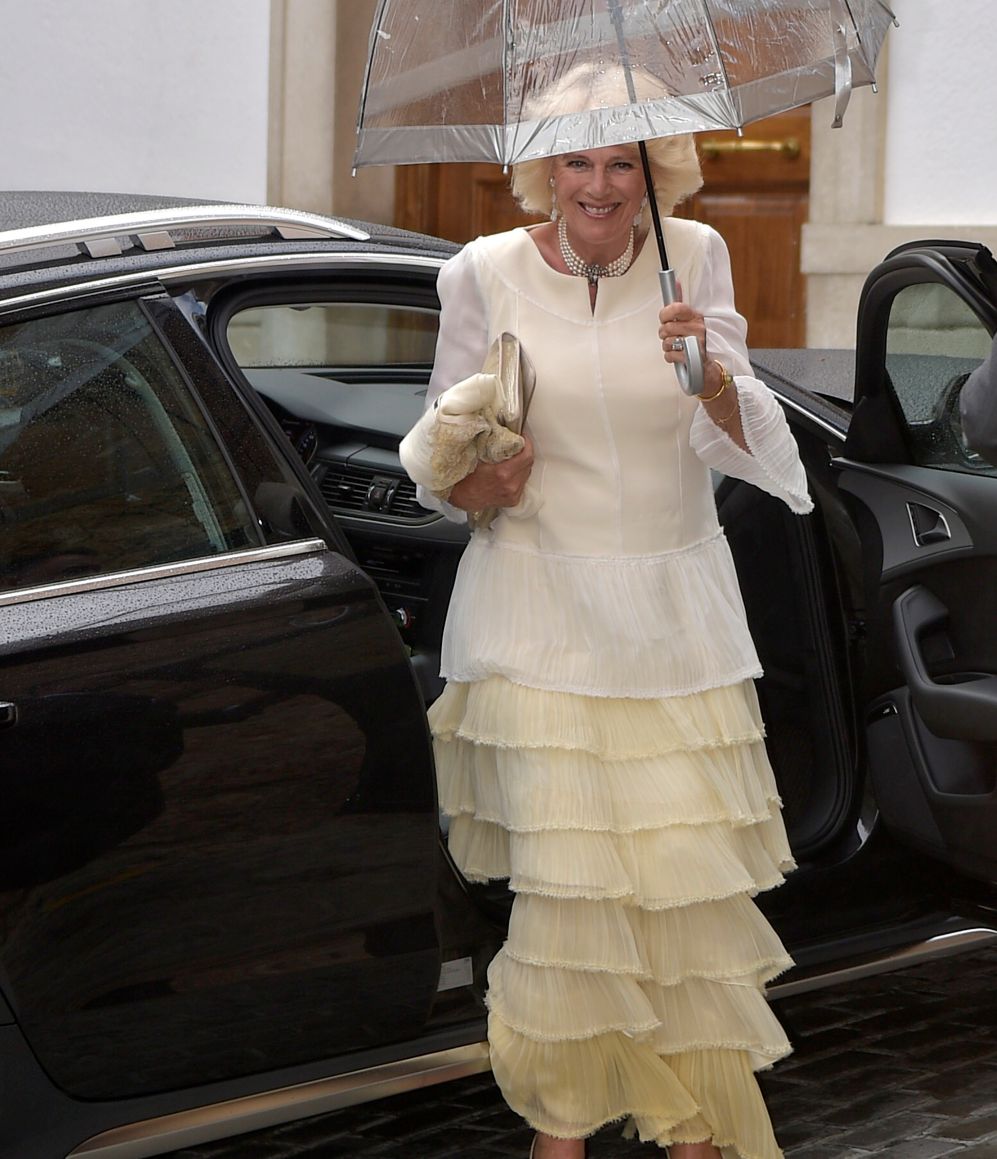 Camilla Parker Bowles opt por un vestido blanco, que le vali...