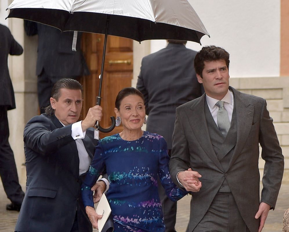 El novio, Alejandro Santo Domingo, llega a la iglesia con su madre.