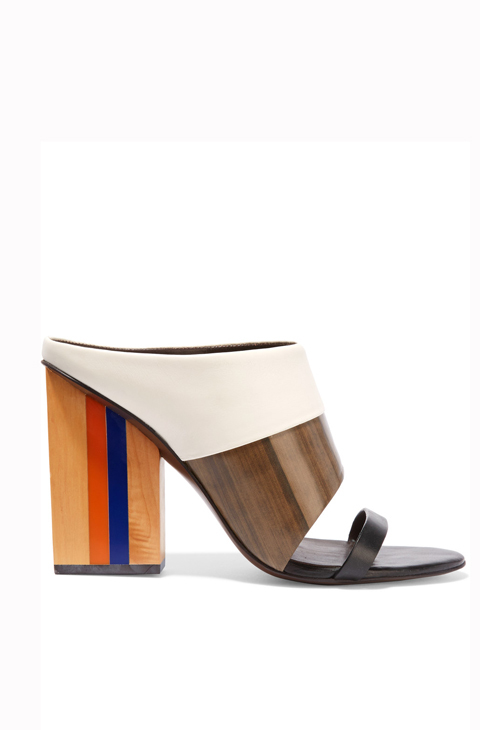 'Mika smooth and printed leather sandals' (192,50 euros), de Tory...