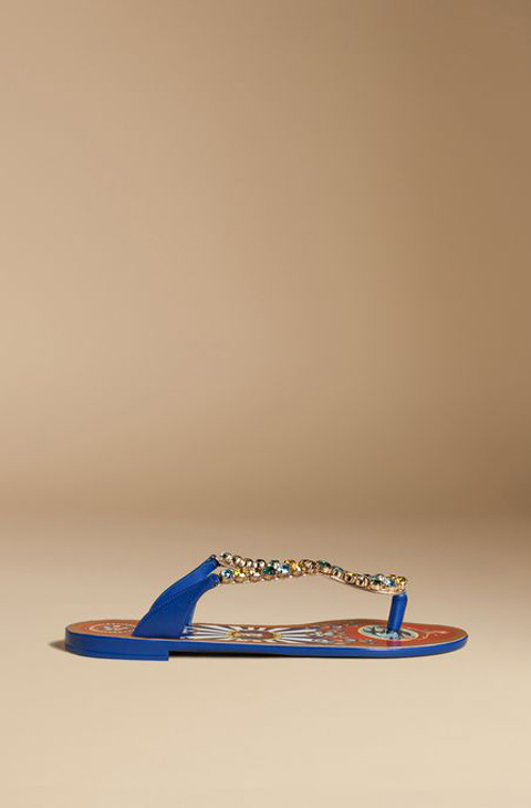 Sandalias joya tipo 'flip-flop' en napa con estampado (445 euros), de...