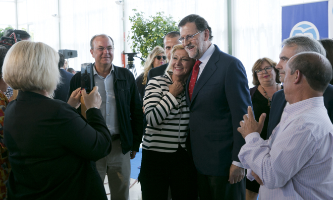 Mariano Rajoy posa sonriente con una mujer durante un almuerzo del...
