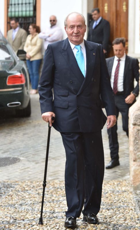 El Rey Juan Carlos fue solo a la boda con una corbata que claramente...
