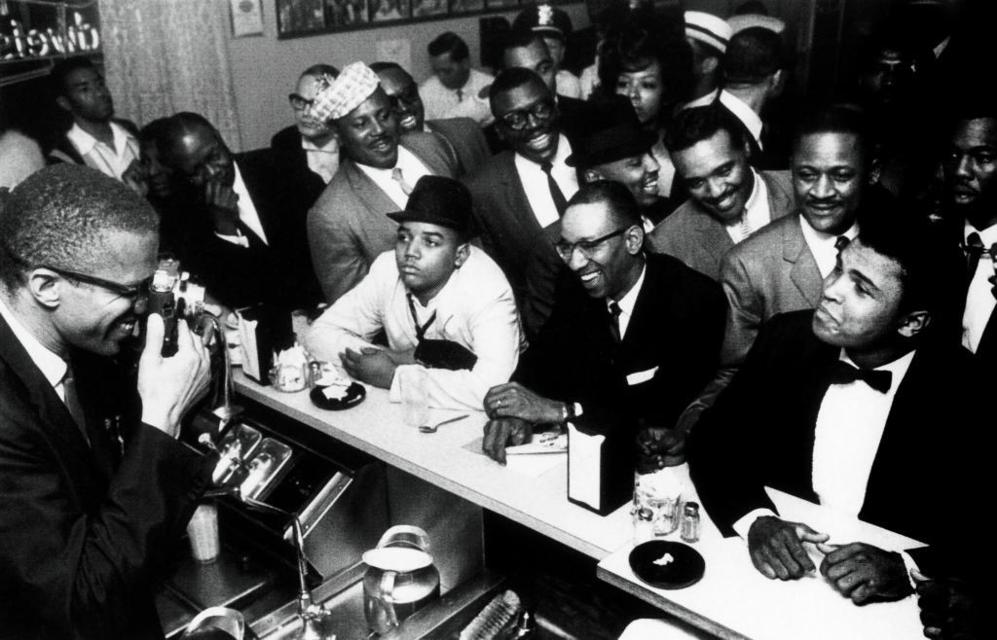 Malcon X fotografa a Muhammad Ali en una cafetera.