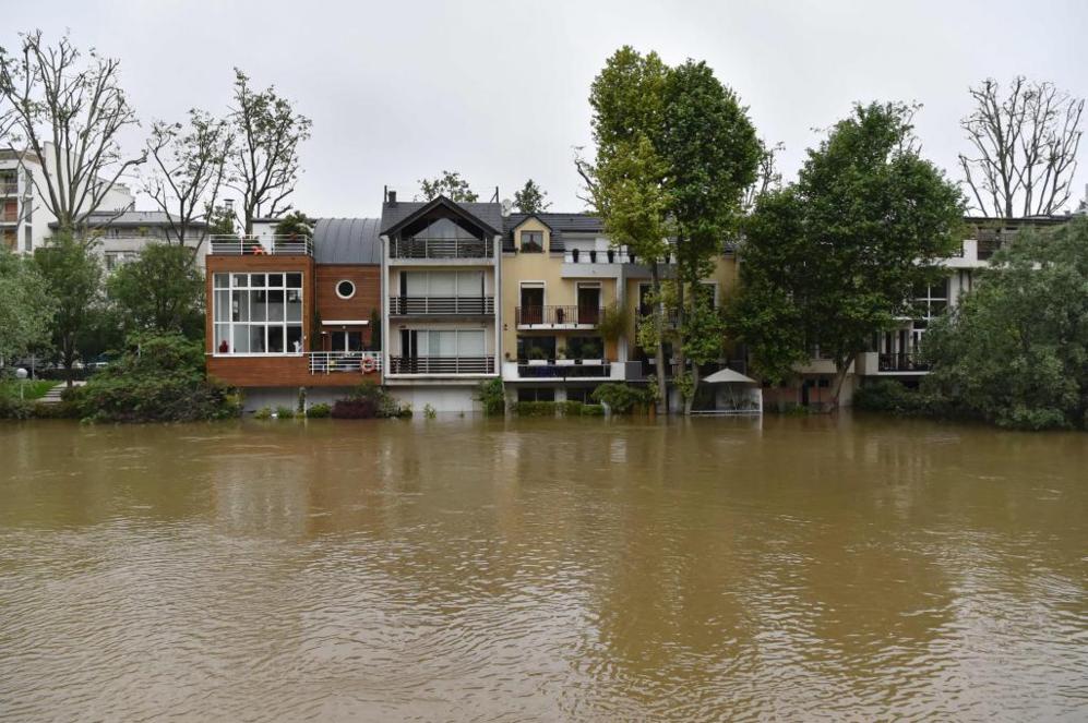 Una calle inundada en Neuilly sur-Seine, barrio residencial a las...