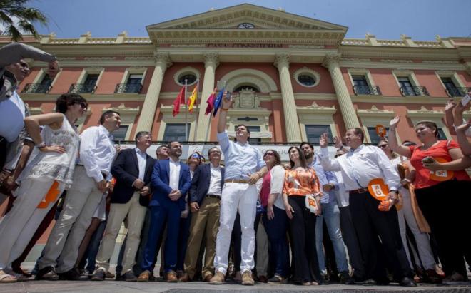 Albert Rivera, junto a dirigentes de su partido en Murcia, delante del...