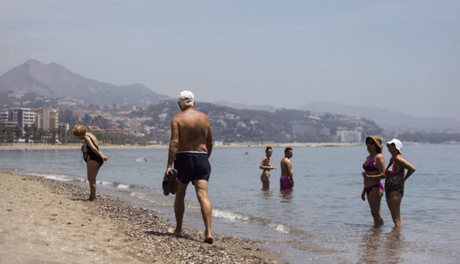 Un grupo de bañistas disfrutan del buen tiempo en la playa de la...