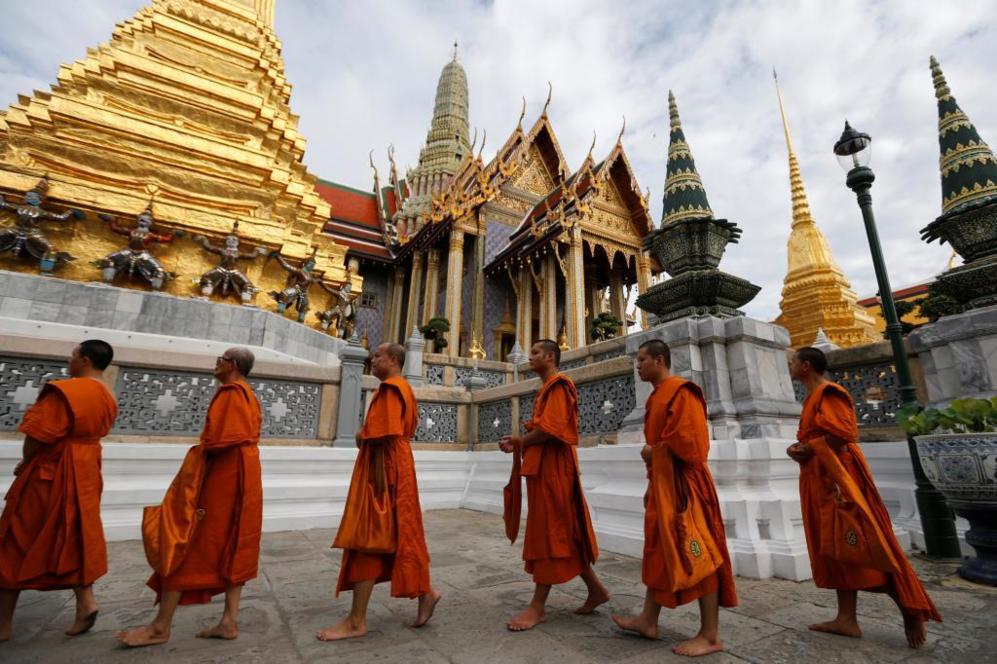 Monjes budistas llegan al Palacio Real para conmemorar el acceso al...