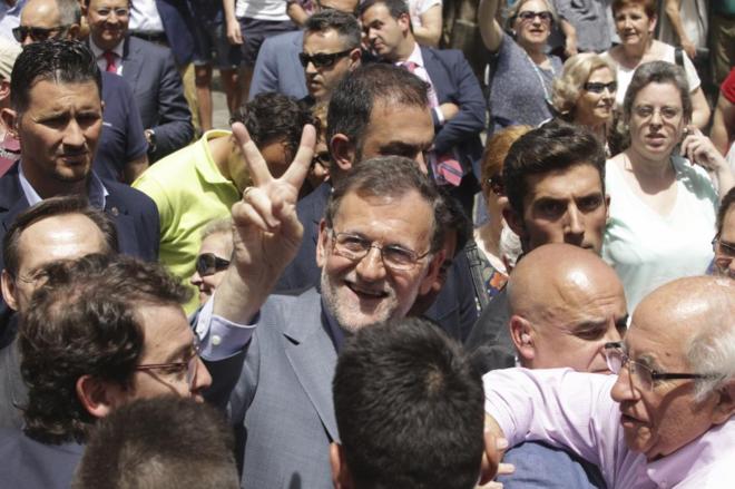 Mariano Rajoy hace la seal de la victoria durante su visita este...