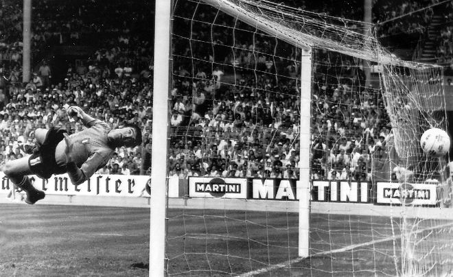 El portero italiano Dino Zoff oberva cómo encaja un gol del polaco...