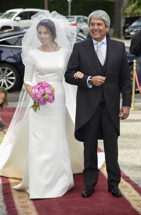 La novia, Sara Verdasco, a su llegada a la ceremonia, del brazo de su...