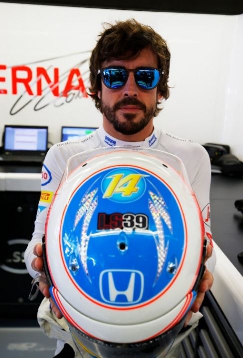 Fernando Alonso ha querido hacer un tributo a Luis Salom, piloto de...