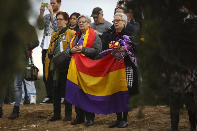 Dos mujeres sostienen la bandera de Espaa durante la Segunda...