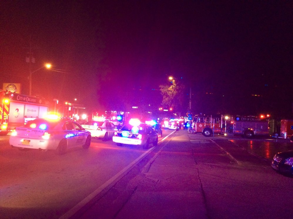 Varios coches de la polica de Orlando acudieron a las inmediaciones...
