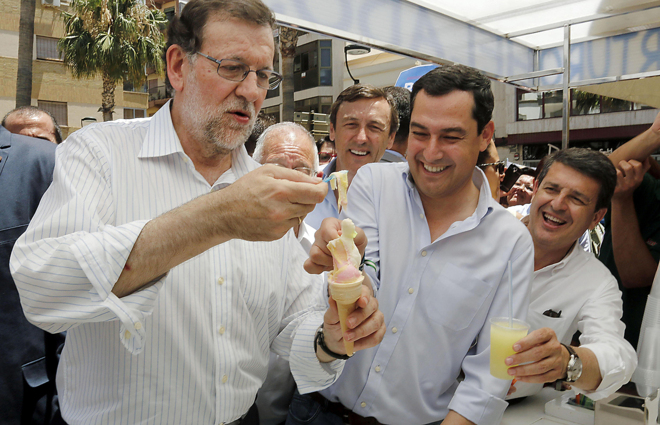 Rajoy, ayer en Adra (Almería) toma un helado acompañado de Juanma...