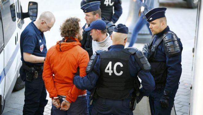 Dos de los hinchas rusos detenidos en Lille.
