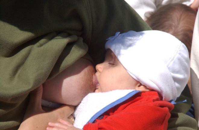 Un bebé toma leche de su madre.