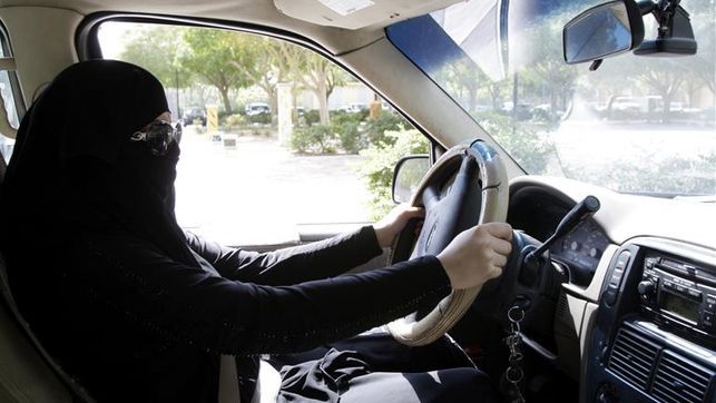 Una mujer conduce en Riyadh, Arabia Saud, el 28 de octubre del 2013
