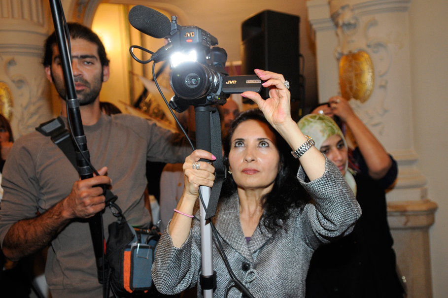 La cineasta yemení Khadija Al Salami, tras la cámara.