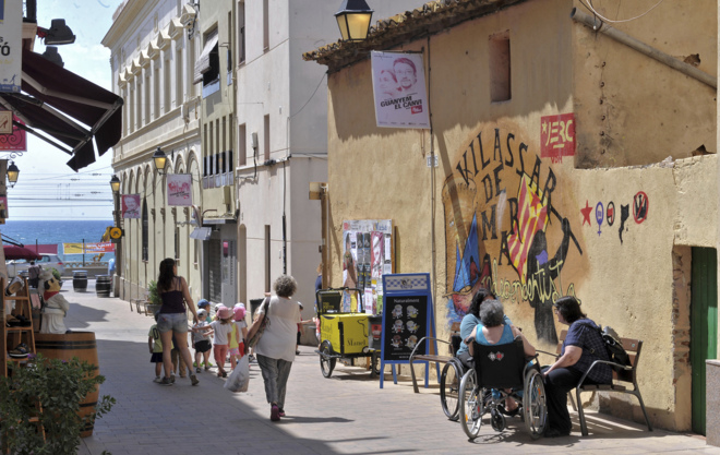 Un grupo de vecinos de Vilassar de Mar, frente a una pintada...