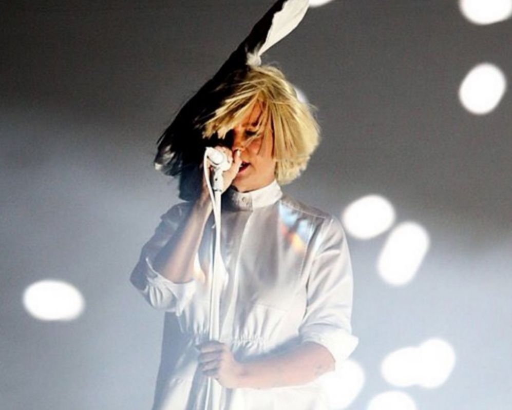 La cantante Sia muestra parte de su cara durante un concierto. El...