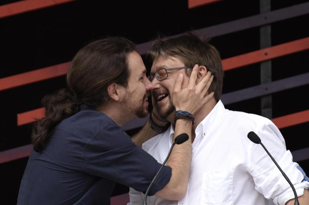 Pablo Iglesias besa a Xavier Domnech en el acto de Unidos Podemos.