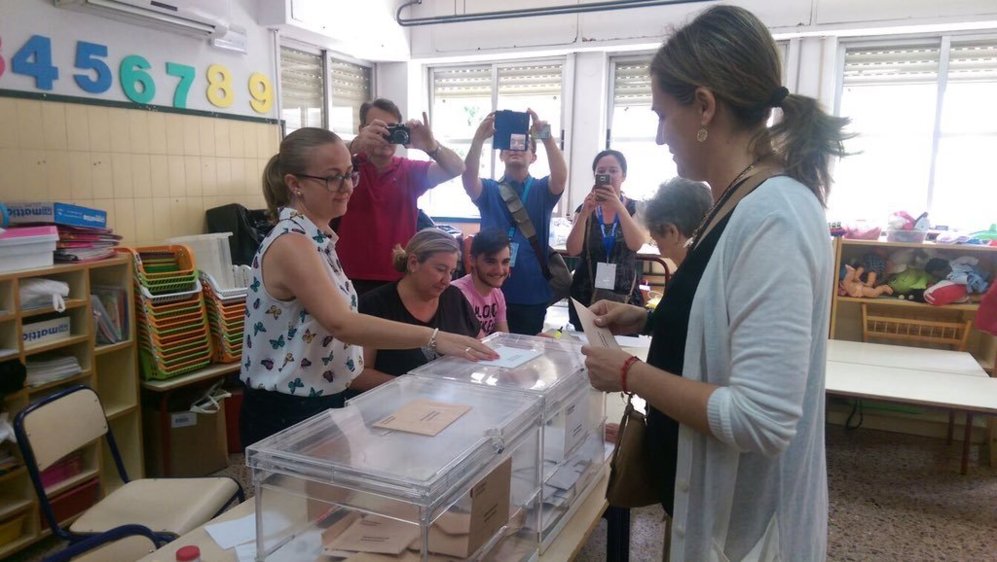 Elena Bastidas, la cabeza de lista del PP por Valencia, ha votado en...