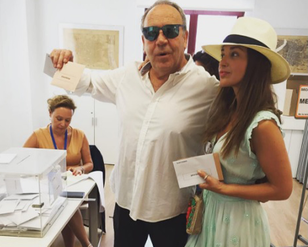 Paula Echeverra junto a Tito Valverde durante las elecciones del...