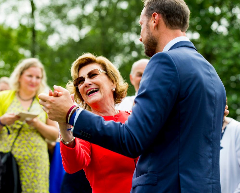 La reina Sonja de Noruega bailando con su hijo el prncipe Haakon en...