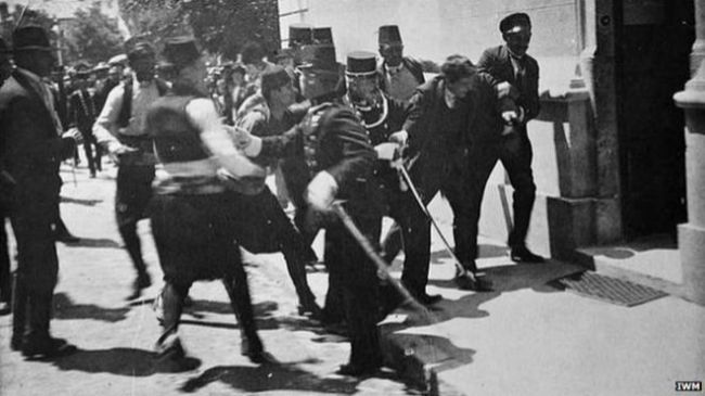 Los guardias detienen a Gavrilo Princip, que había intentado suicidarse después del atentado.
