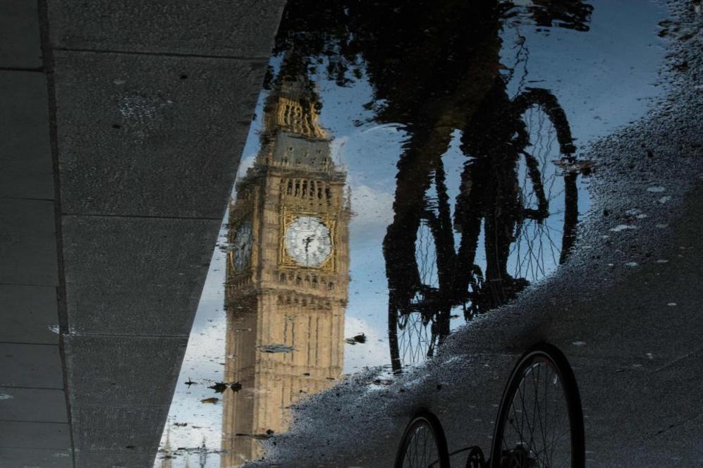 El Big Ben reflejado en un charco de una de las calles londinenses.