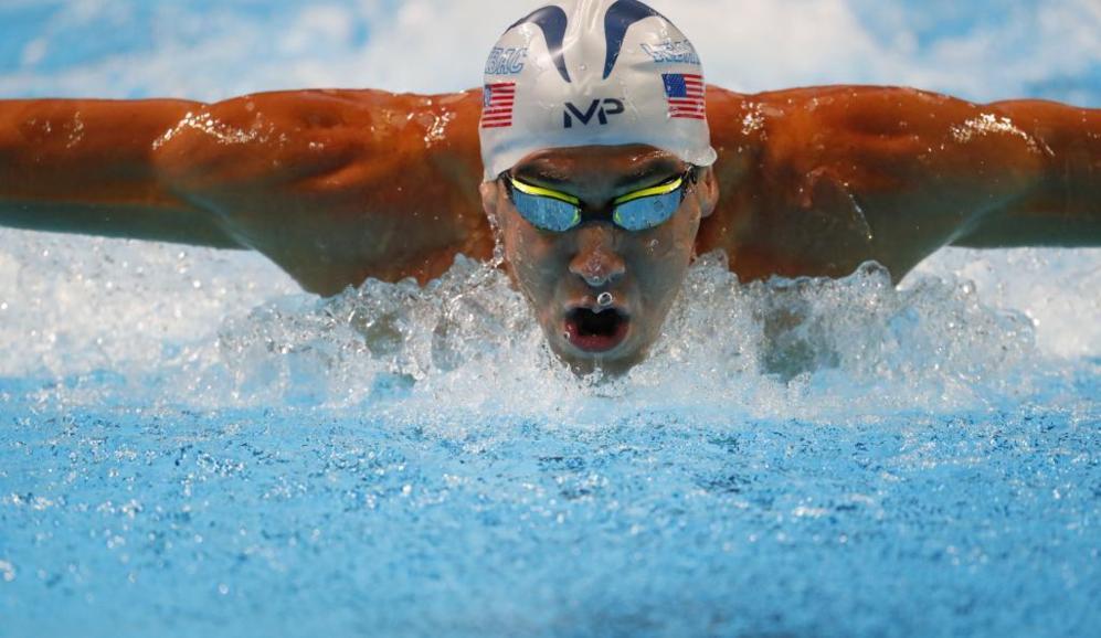 Michael Phelps nada doscientos metros mariposa durante los ensayos...