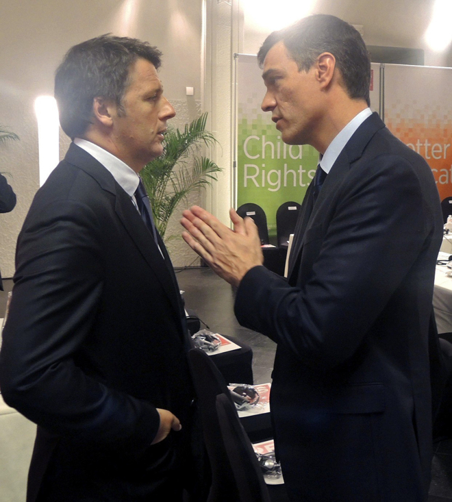 Pedro Sánchez ayer en Bruselas con el primer ministro de Italia,...