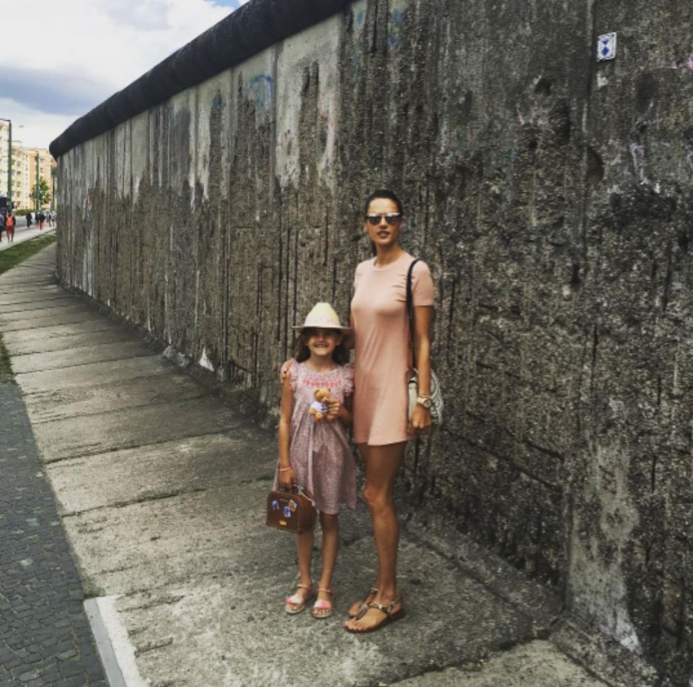Aprovechando su viaje, Alessandra Ambrosio visit junto a su hija,...