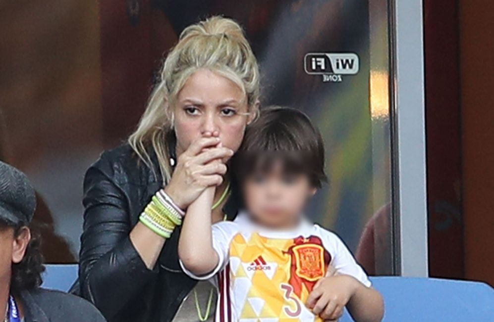 Shakira consuela a su hijo Milan tras la derrota de Espaa contra...