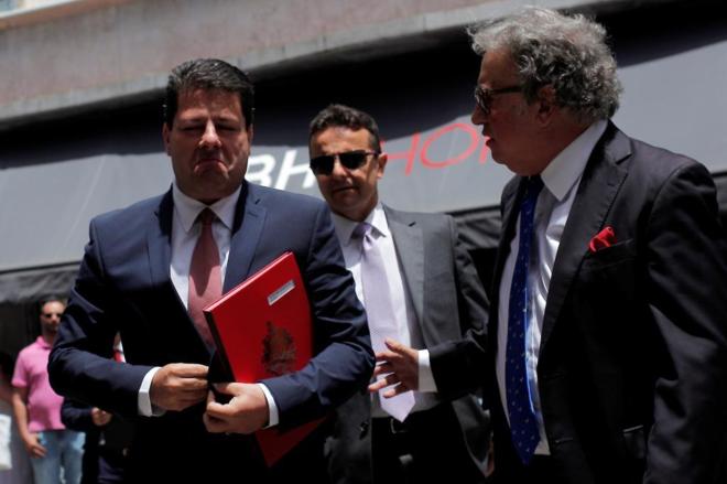 Fabian Picardo (izqda.), a su llegada al Parlamento de Gibraltar para...