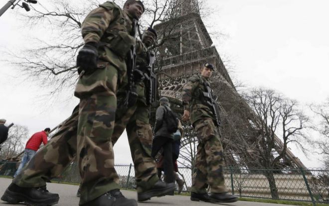 Soldados franceses ante la Torre Eiffel.
