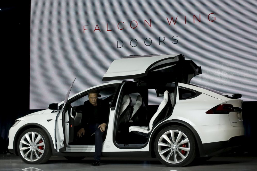 Un modelo de Tesla con las puertas Model X