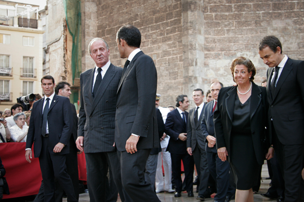 El Rey Juan Carlos junto al presidente Camps, la alcaldesa de Valencia...