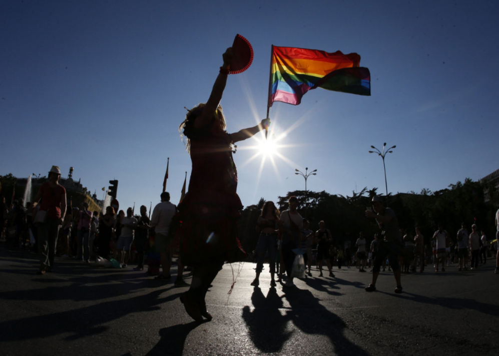 Ondeando la bandera arcoiris en las calles de Madrid