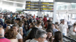 Pasajeros afectados por los retrasos y cancelaciones de vuelos de...