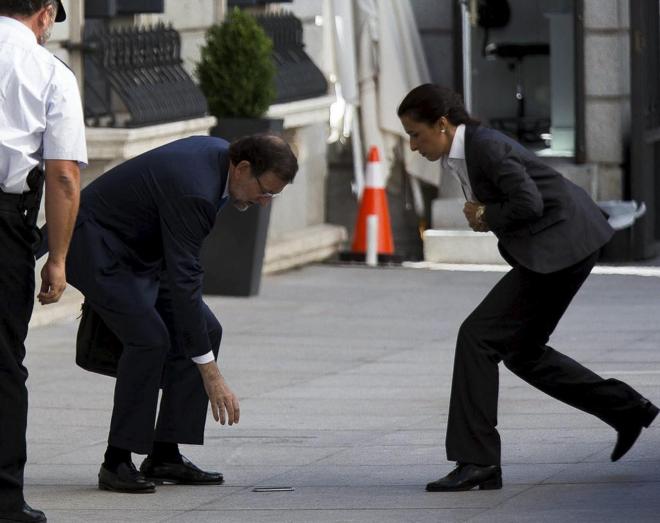 Rajoy se agacha a recoger el mvil del suelo en la entrada del...