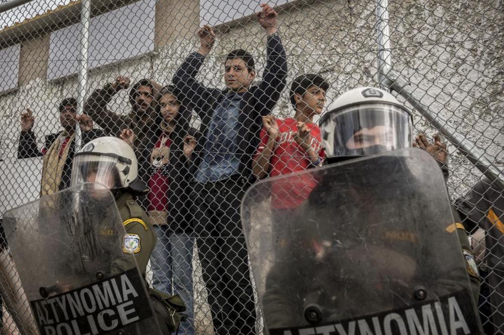 Refugiados en el centro de detencin de Moria rodeados por policas,...
