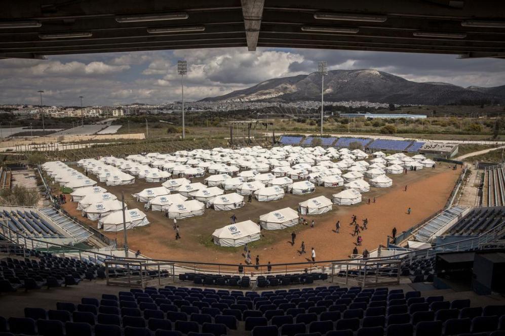 Refugiados en el estadio de bisbol de Atenas. Miles de refugiados...