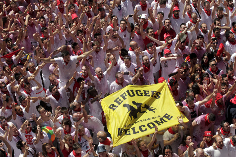 Una bandera de bienvenida a los refugiados en San Fermn