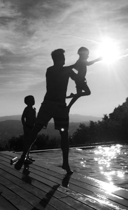 Ricky Martin jugando con sus dos hijos en un atardecer en la Costa...