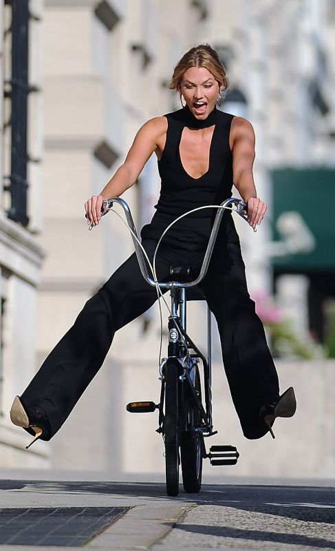 Karlie Kloss montando en bicleta por Nueva York.