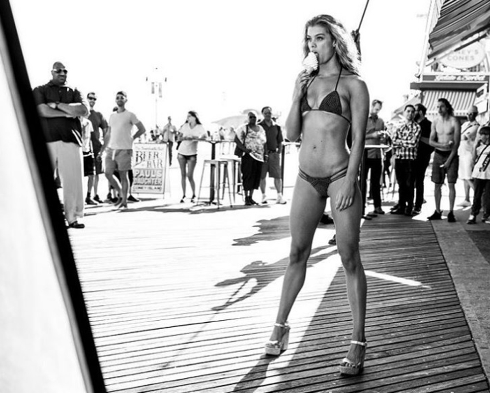 La modelo danesa Nina Agdal sorprendi a sus 'fans' esta tarde con...